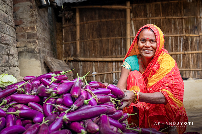 Bindu Devi working in her field